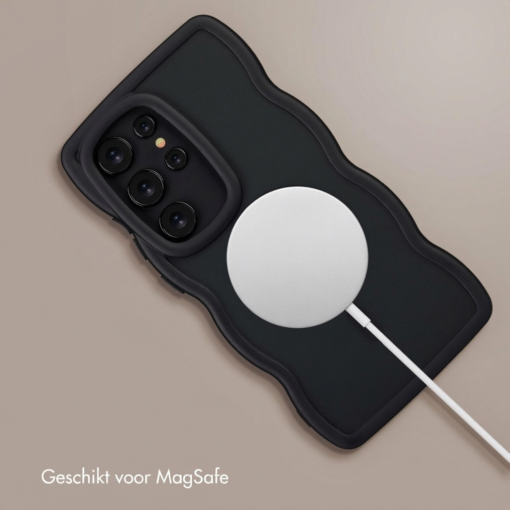Custodia nera per telefono con caricabatterie MagSafe e cavo su sfondo neutro.