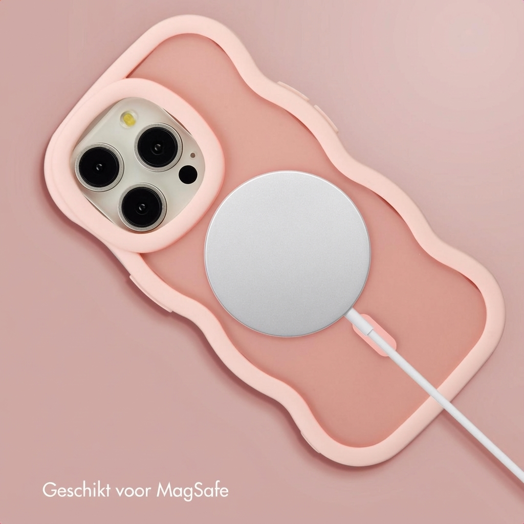 Un iPhone rosa con caricabatterie MagSafe e fotocamera su sfondo rosa.