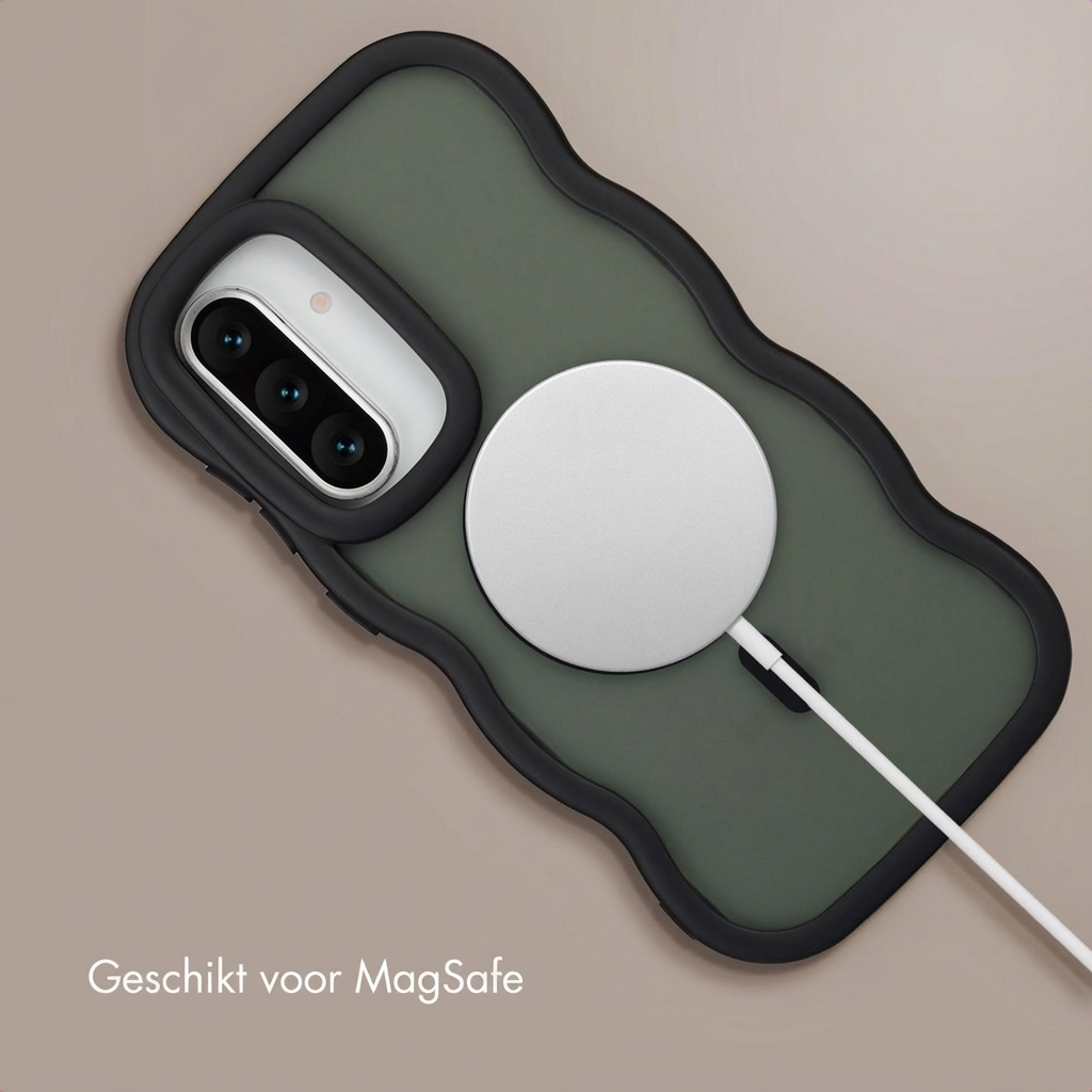 Custodia verde con caricatore MagSafe e cavo, vista ravvicinata.