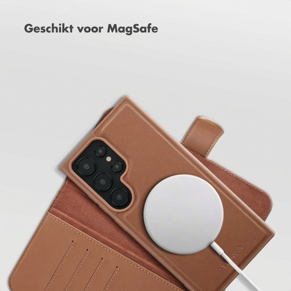 Une coque de téléphone en cuir marron avec un téléphone inséré, se chargeant sans fil avec un chargeur MagSafe blanc. Texte : 'Geschikt voor MagSafe'.
