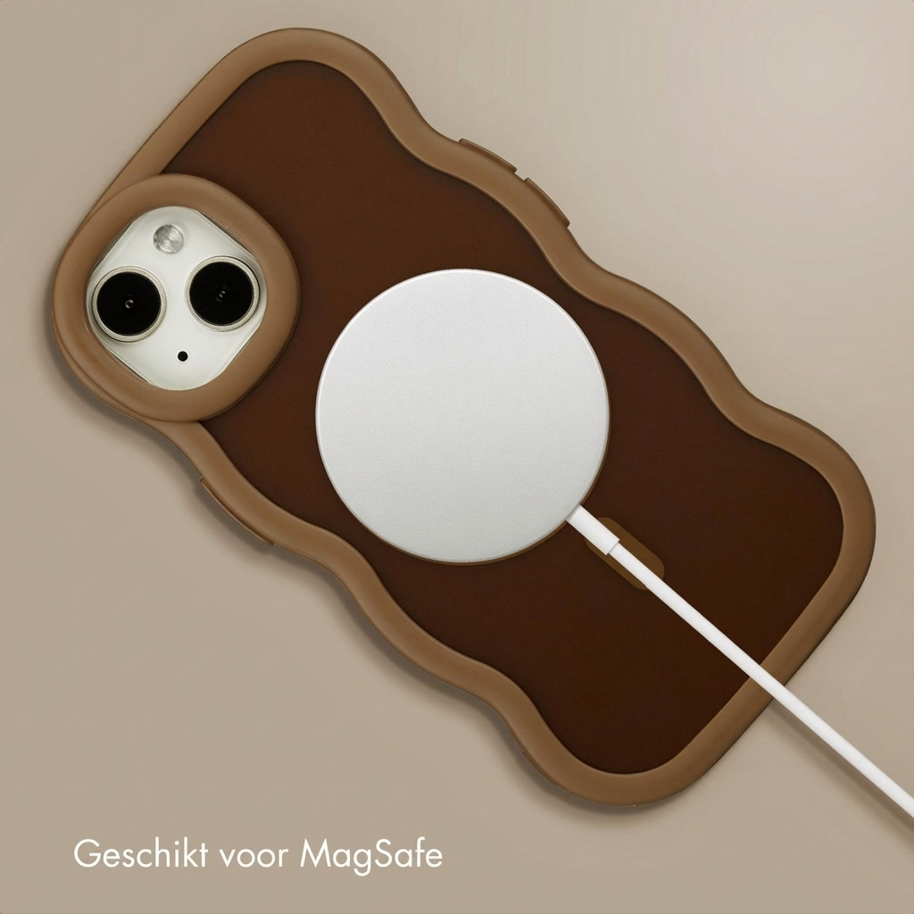 Braune Handyhülle mit MagSafe-Ladegerät und weißem Kabel auf beigefarbenem Hintergrund.