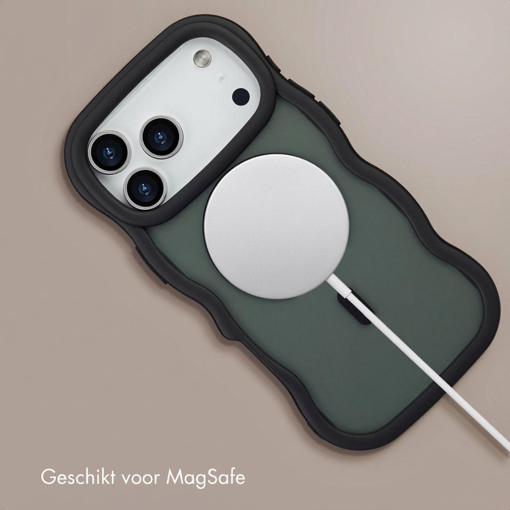 Custodia verde scuro per iPhone con caricatore MagSafe e cavo bianco su sfondo beige.