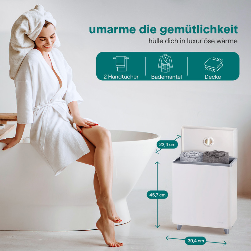 Frau im Bademantel sitzt auf einer Badewanne neben einem Handtuchwärmer.