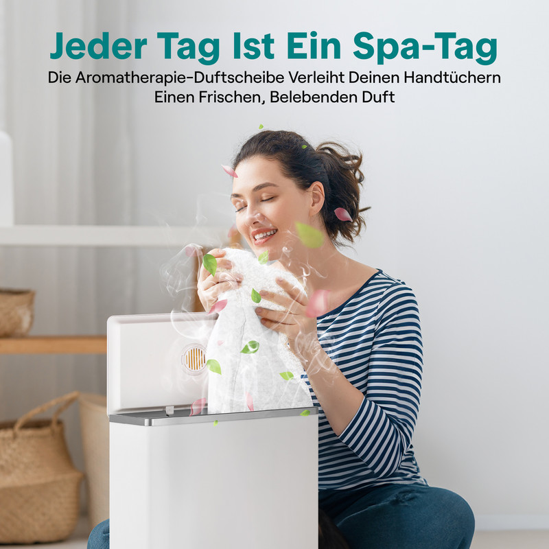 Eine lächelnde Frau mit geschlossenen Augen atmet den Duft eines weißen Handtuchs ein, das aus einem weißen Aromadiffusor mit Blättern und Dampf kommt.