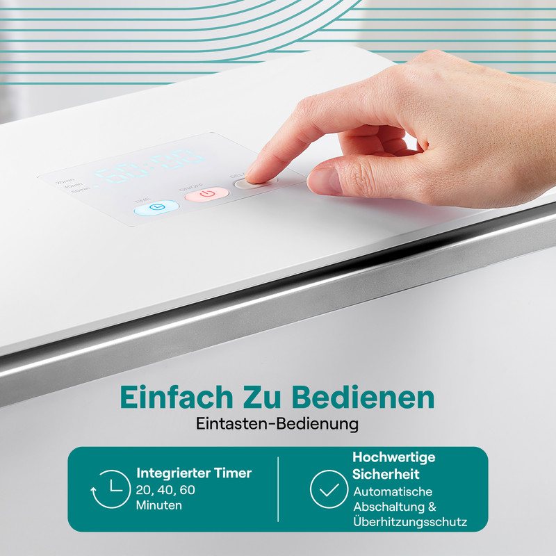 Eine Hand drückt einen Knopf auf einem weißen elektronischen Gerät mit Digitalanzeige.