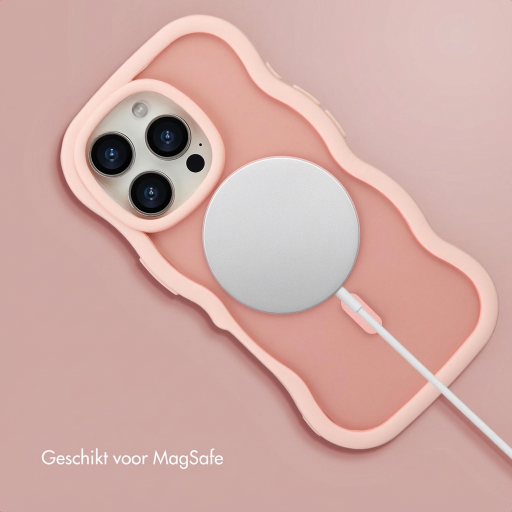 Custodia rosa per iPhone con caricatore MagSafe e tripla fotocamera su sfondo rosa.