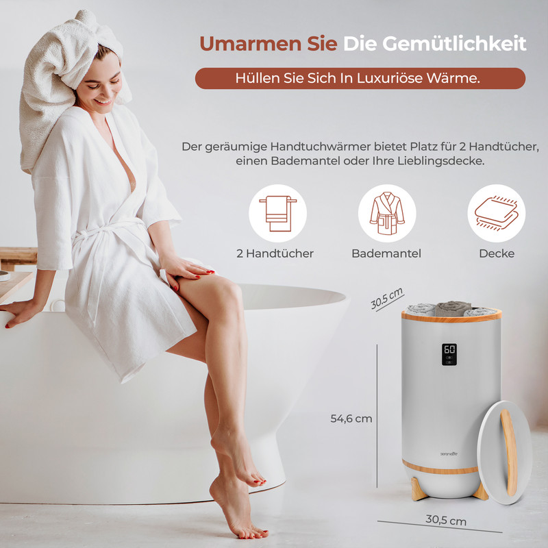 Frau im Bademantel sitzt auf Wanne neben Handtuchwärmer, der 2 Handtücher, Bademantel oder Decke aufnimmt.