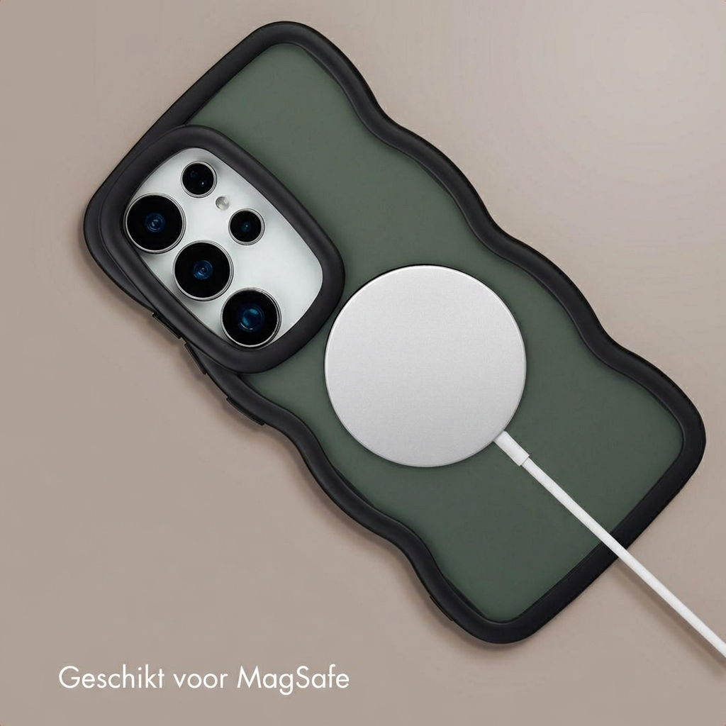 Custodia verde scuro con bordo nero, caricatore MagSafe collegato.