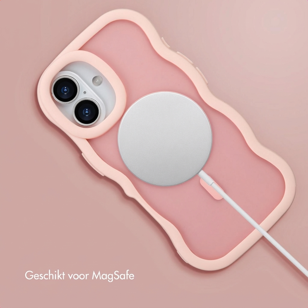 Una custodia rosa per telefono con bordo ondulato, in carica con un caricatore MagSafe argento. Le doppie fotocamere del telefono sono visibili.