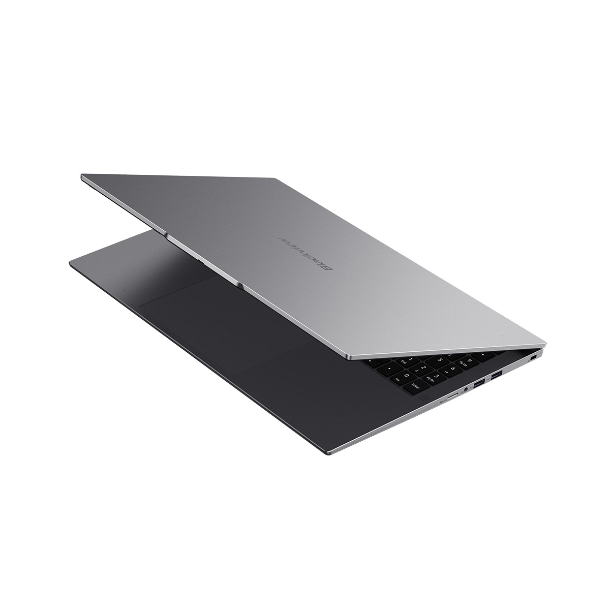 Ein silberner Laptop mit aufgeklapptem Deckel auf weißem Hintergrund.