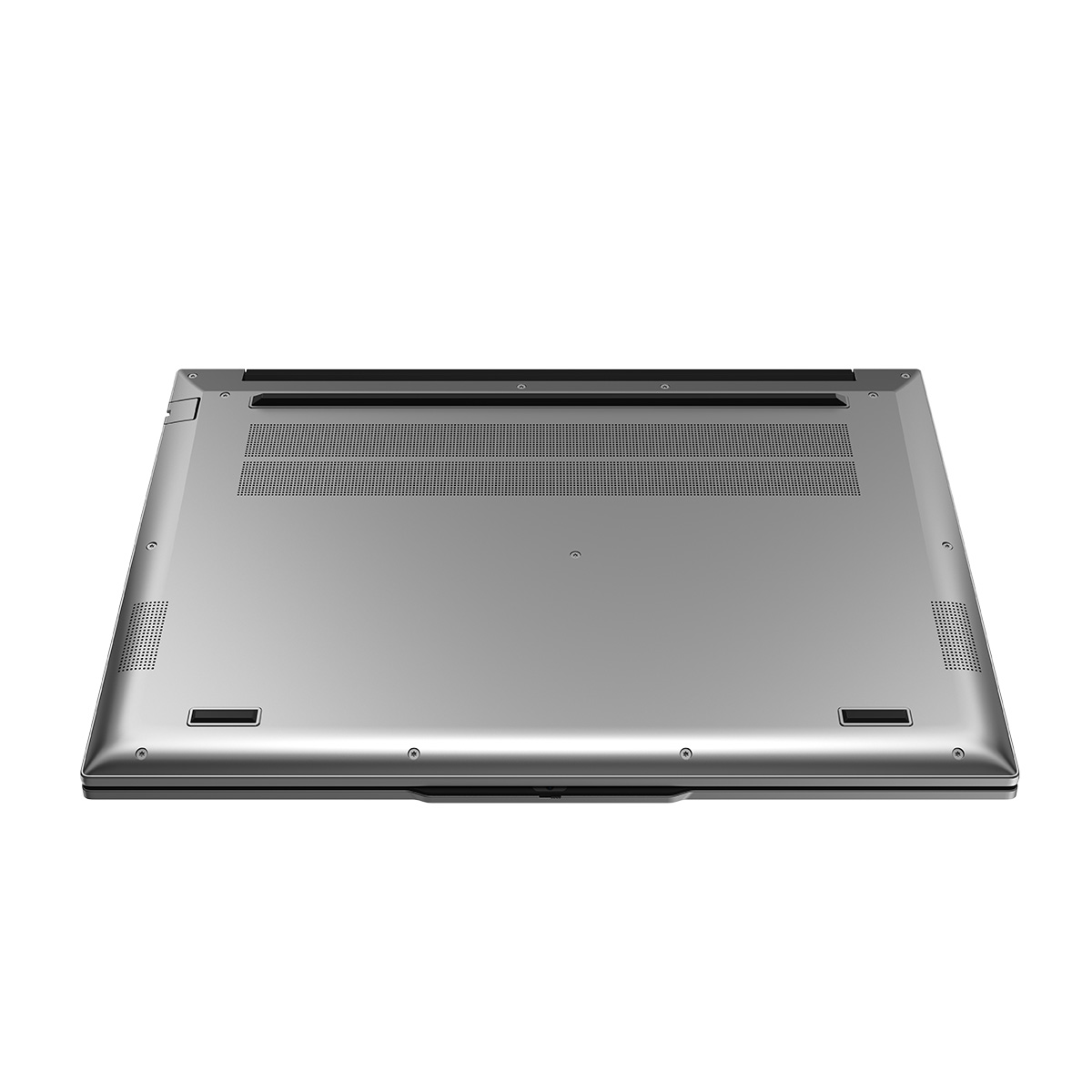 Unterseite eines silbernen Laptops mit Lüftungsschlitzen und Schrauben.