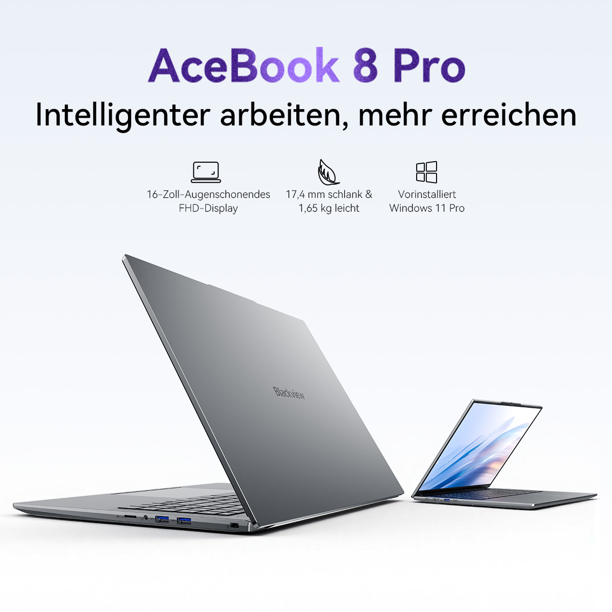 Zwei graue Laptops, einer groß und einer klein, mit geöffneten Bildschirmen auf weißem Grund.