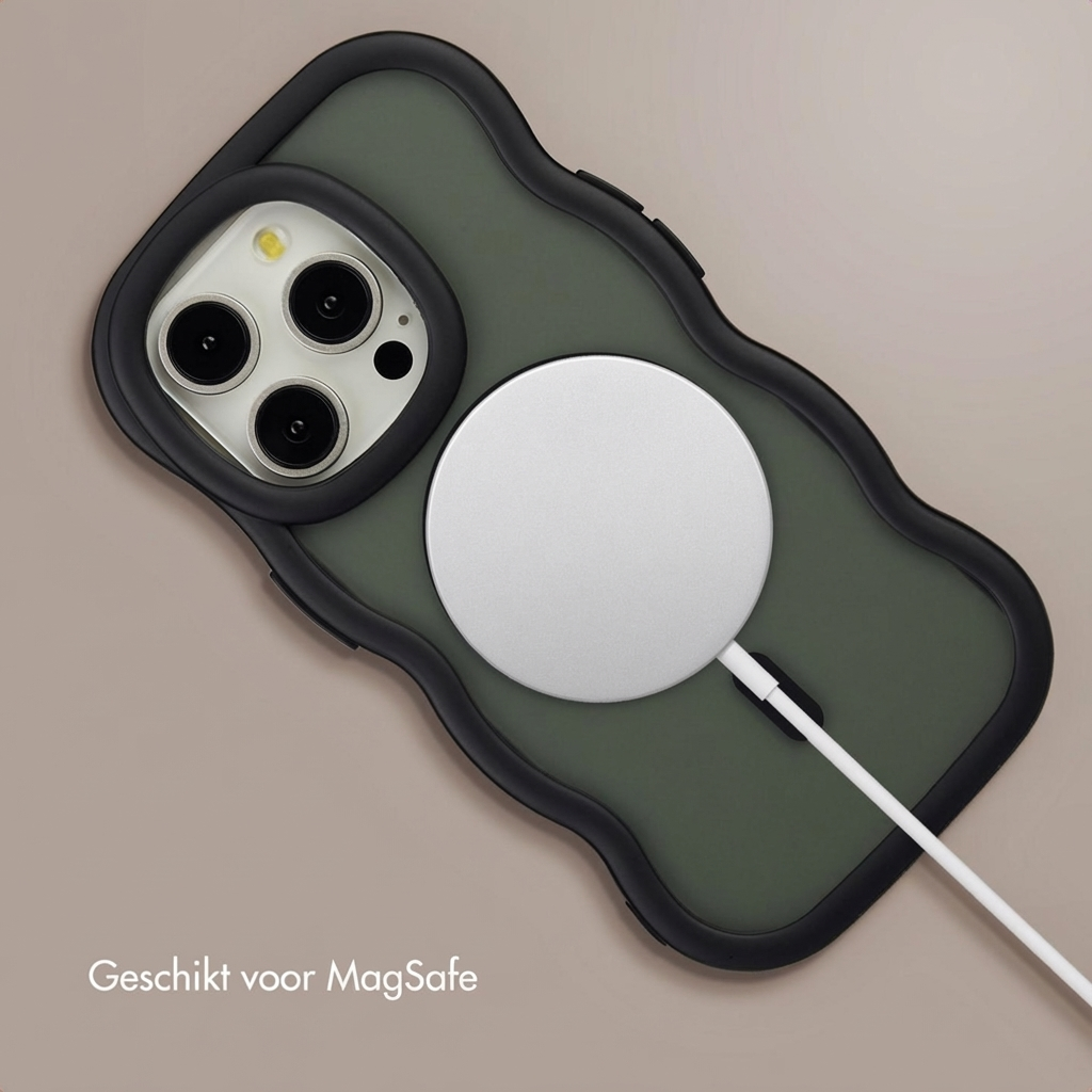 Custodia verde per telefono con caricabatterie MagSafe e cavo su sfondo beige.