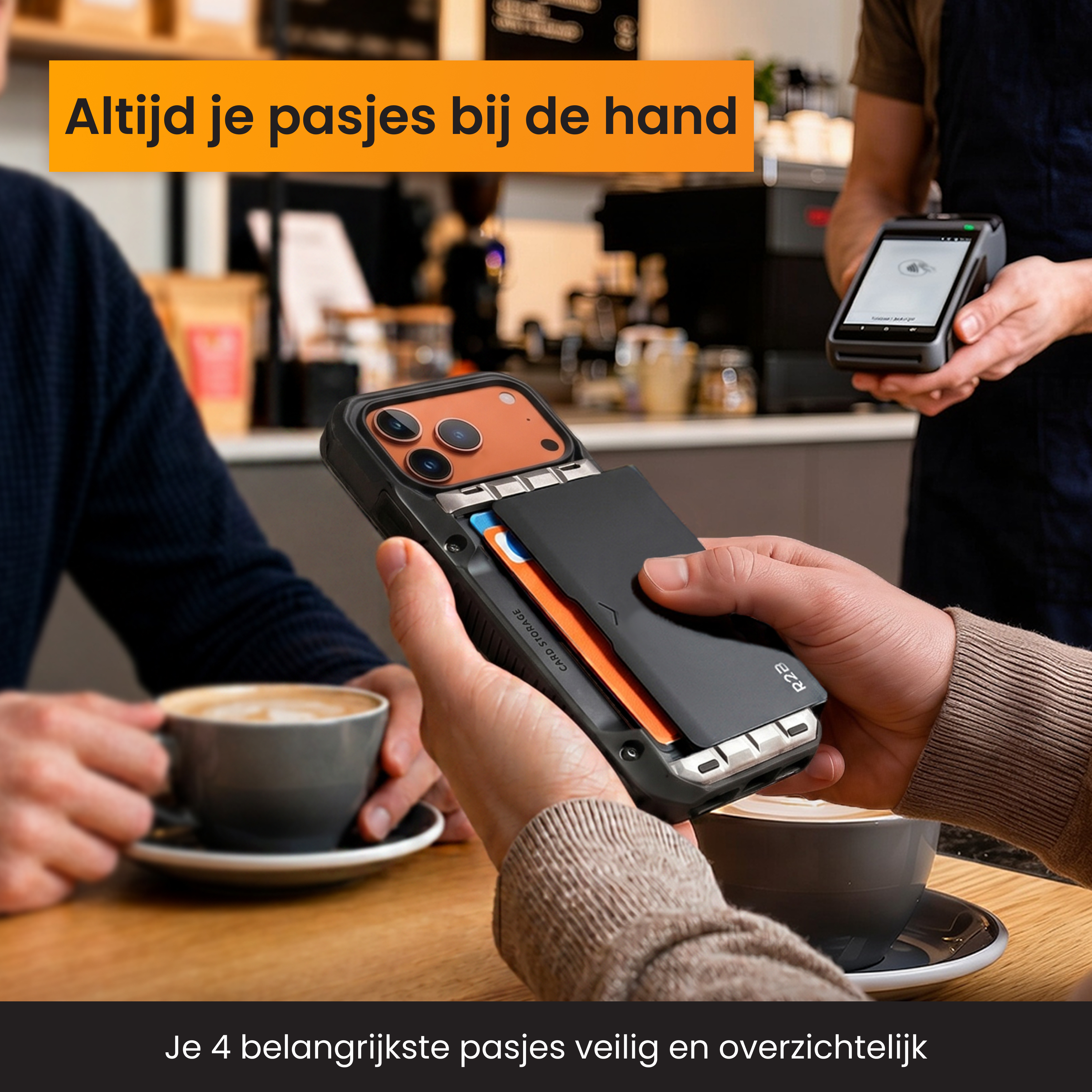 Een persoon houdt een telefoonhoes met kaarthouder vast, met koffie en betaalterminal op achtergrond.