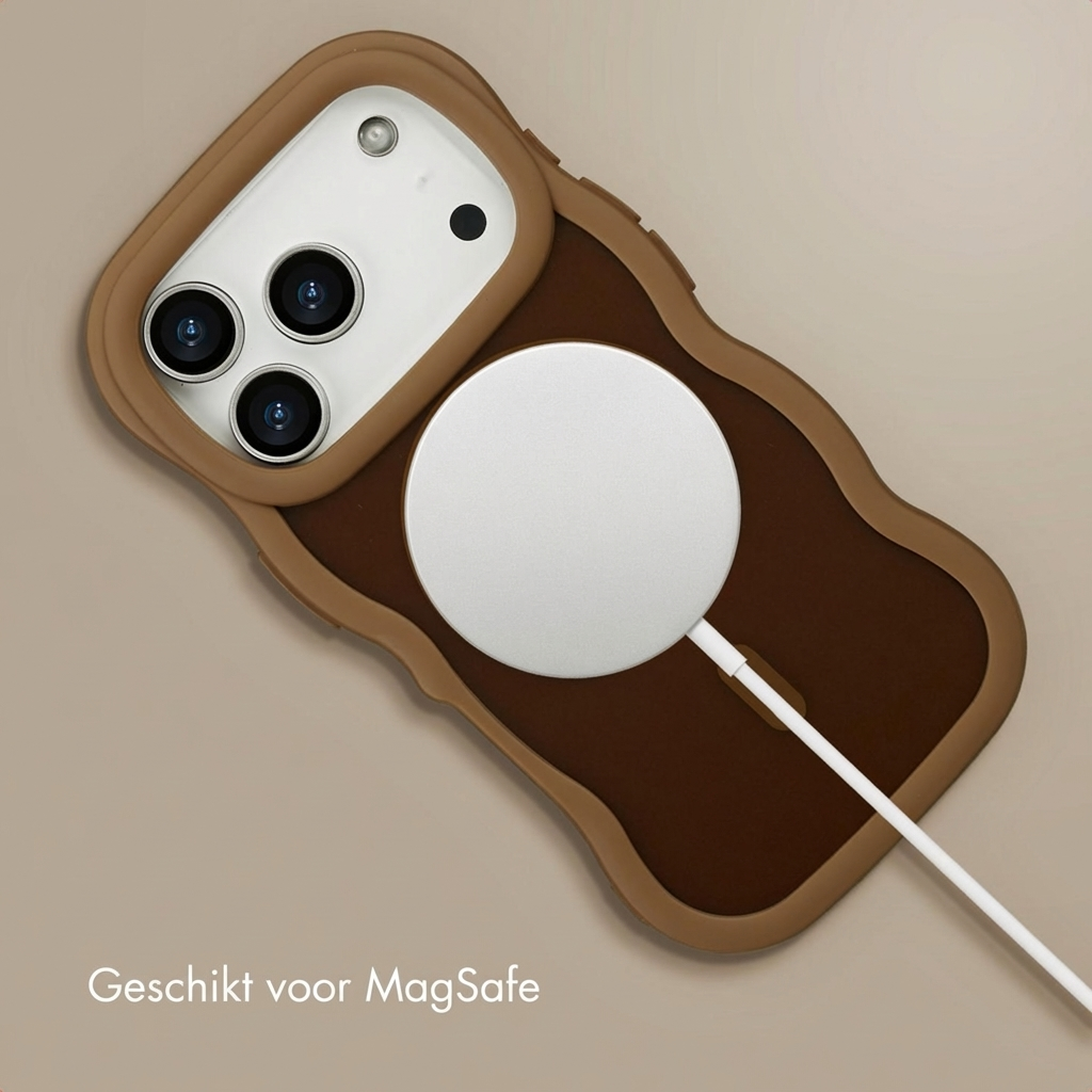 Cover marrone per telefono con caricatore MagSafe e cavo bianco. Tre lenti.