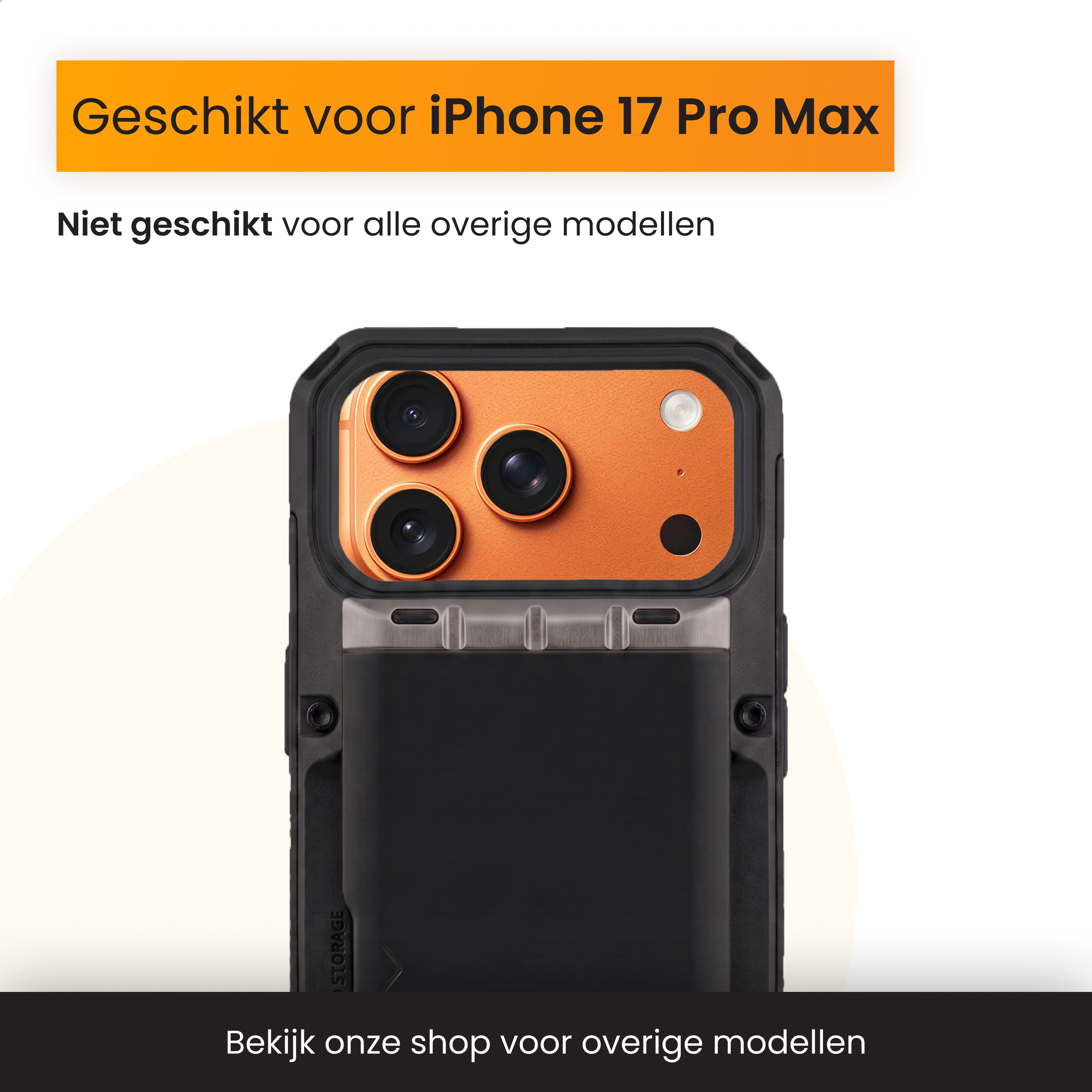 Zwarte hoes voor iPhone 17 Pro Max met drie camera's en oranje accent.
