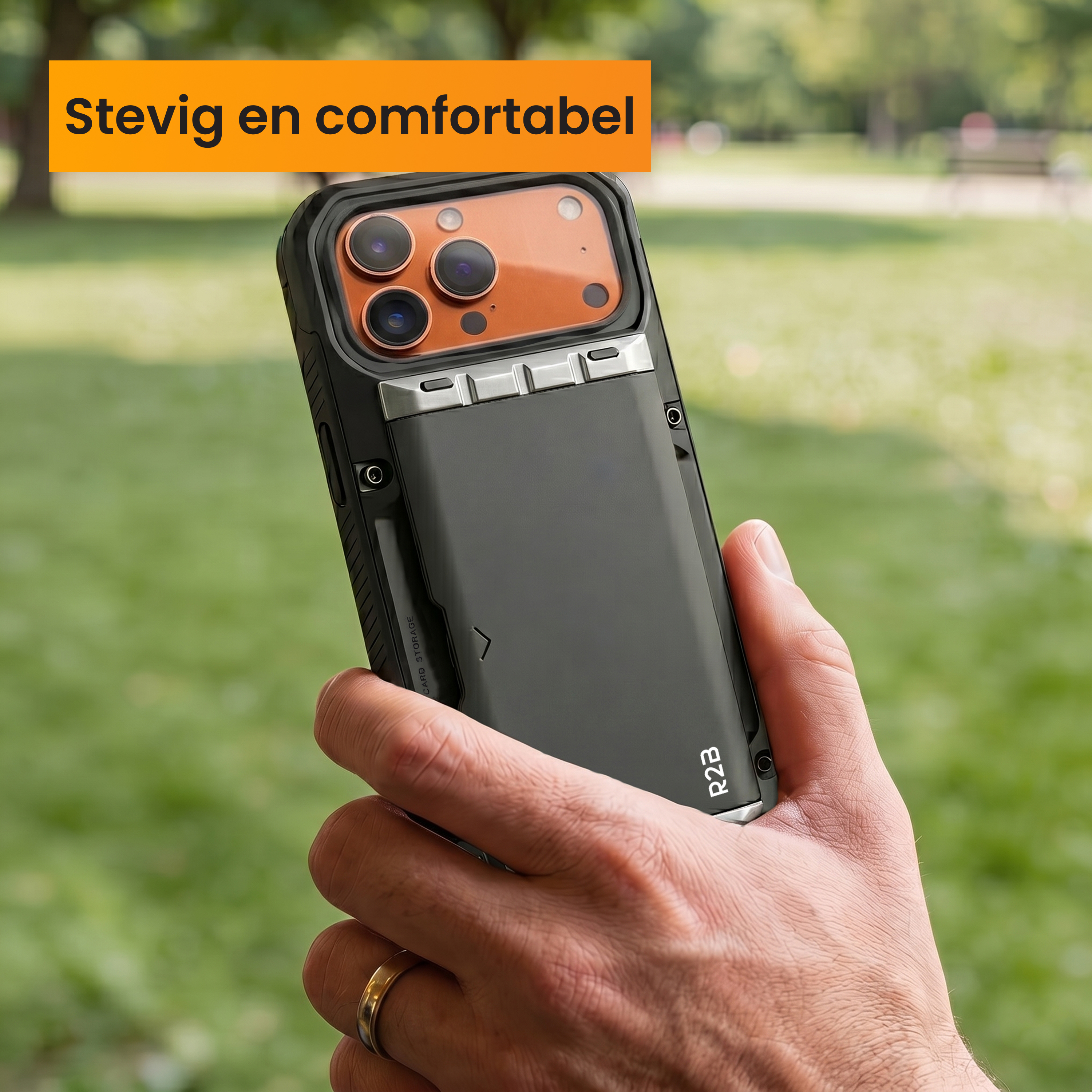 Hand houdt zwarte telefoonhoes met kaarthouder vast tegen groene achtergrond.