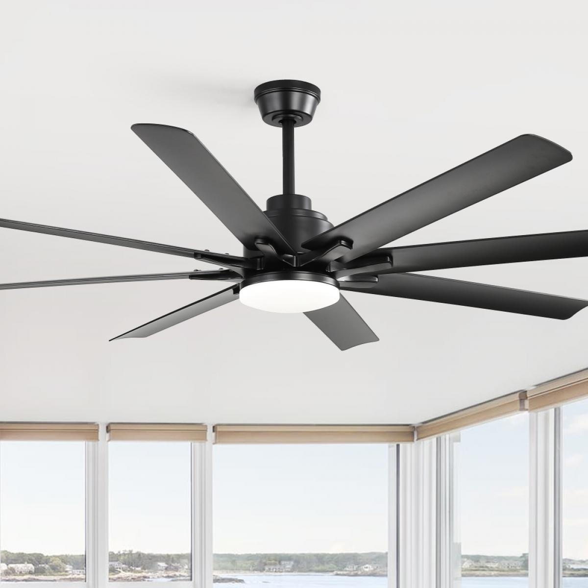 Schwarzer Deckenventilator mit 7 Flügeln und LED-Licht über Fenstern mit Meerblick.