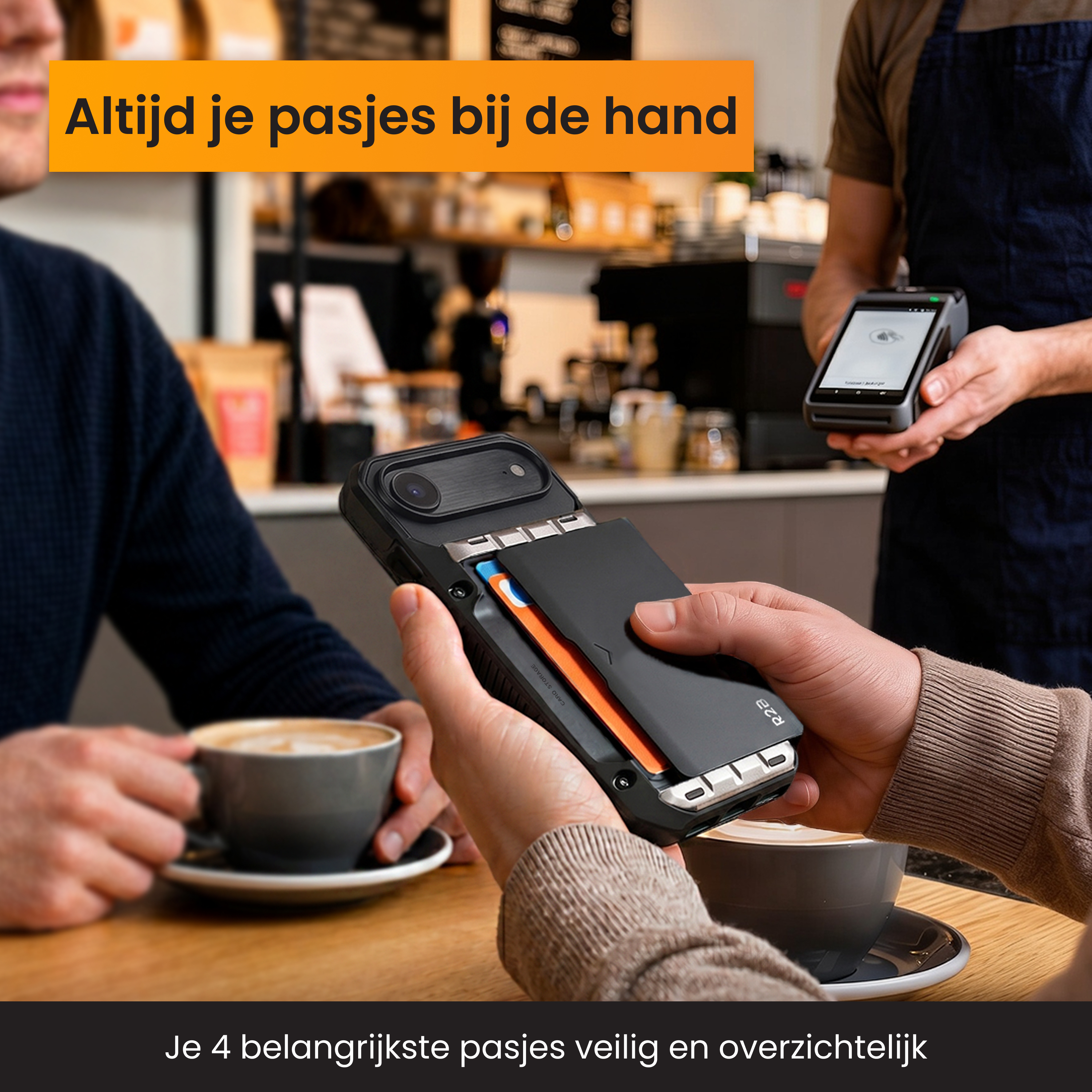 Eine Person hält eine Handyhülle mit Kartenfächern. Im Hintergrund Kaffee und ein Kassensystem.