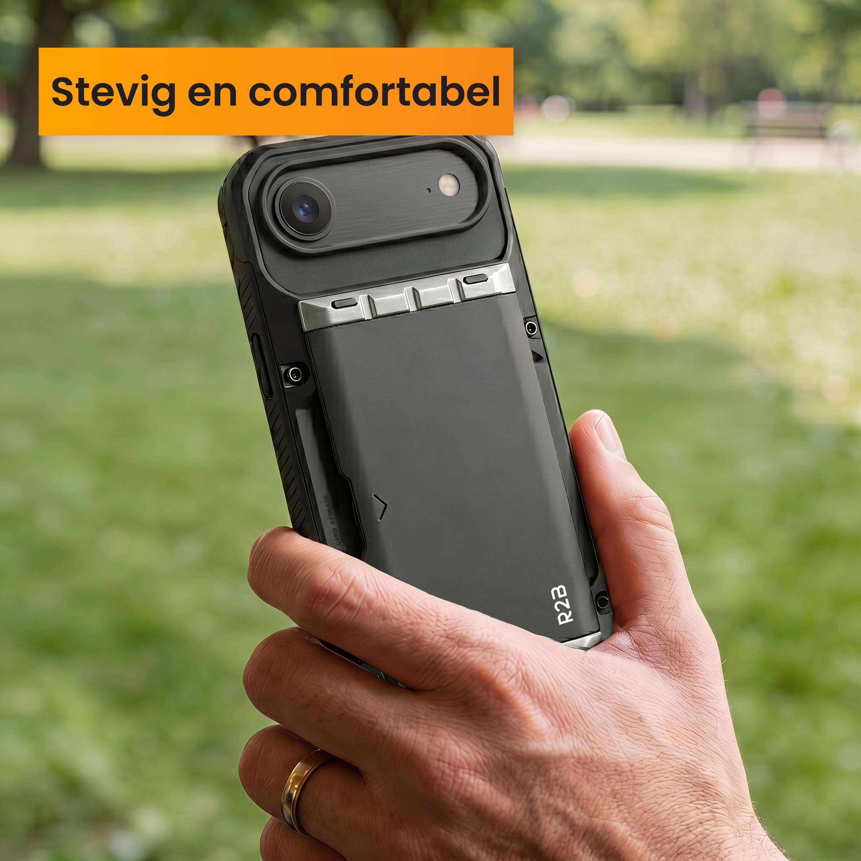 Eine Hand hält ein schwarzes Handy mit einer Kartenhalterung im Freien.