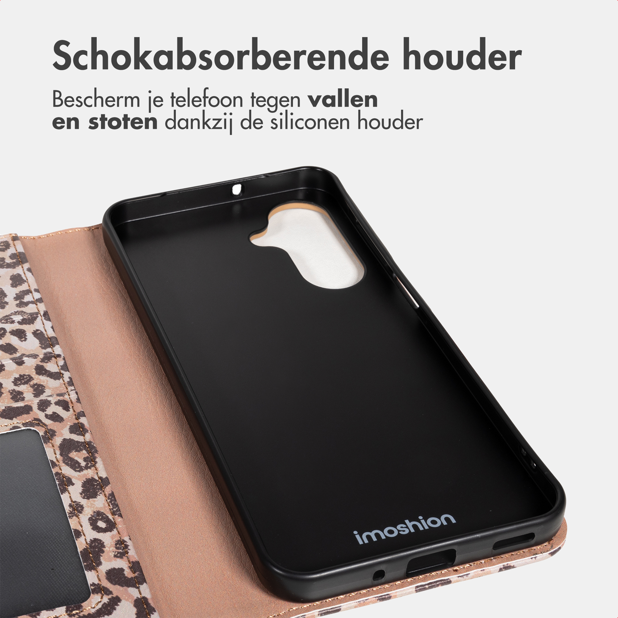 Una custodia per telefono nera con stampa leopardata e interno color cuoio.