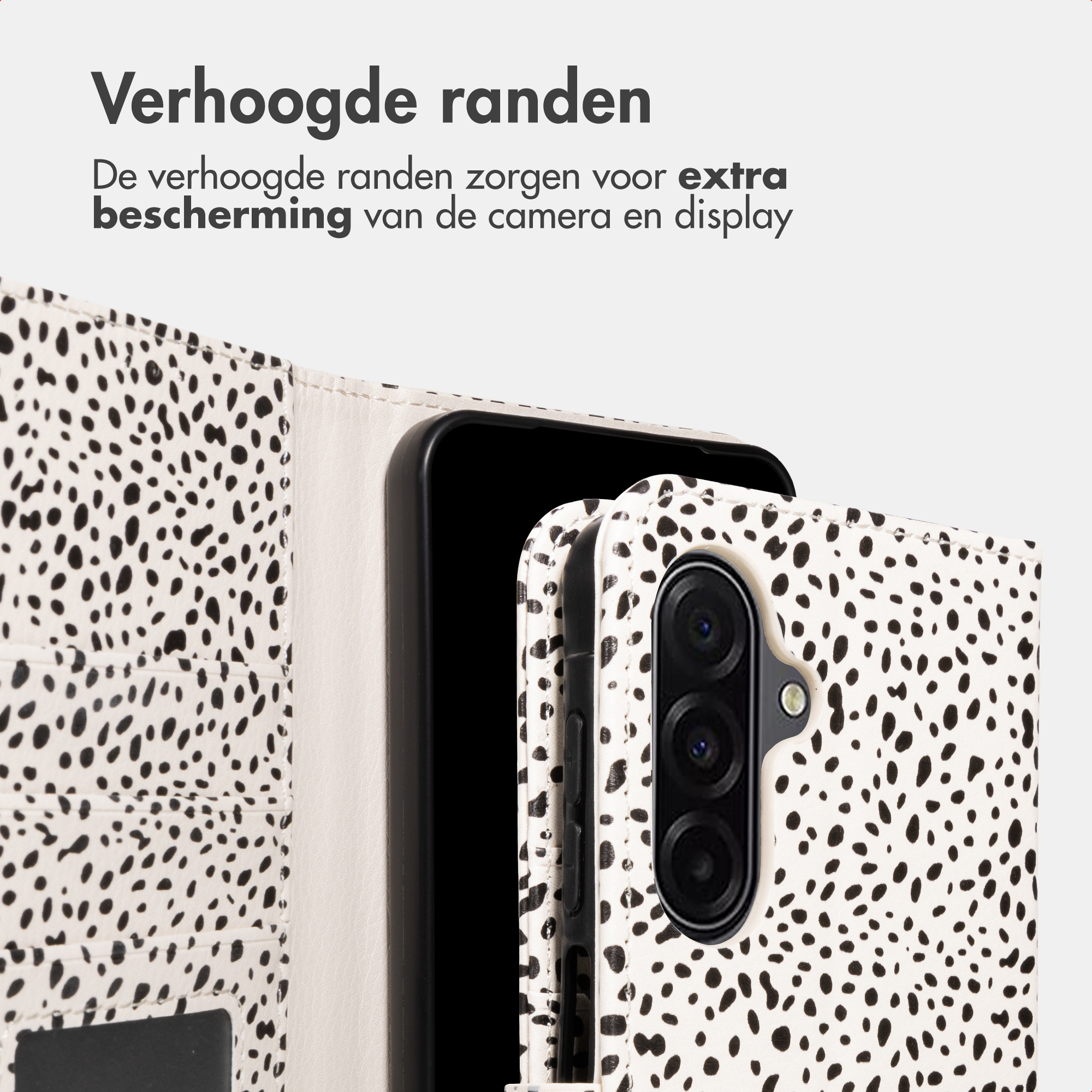Una custodia bianca per telefono con macchie nere, che ricorda un motivo dalmata, è aperta e mostra la fotocamera del telefono.