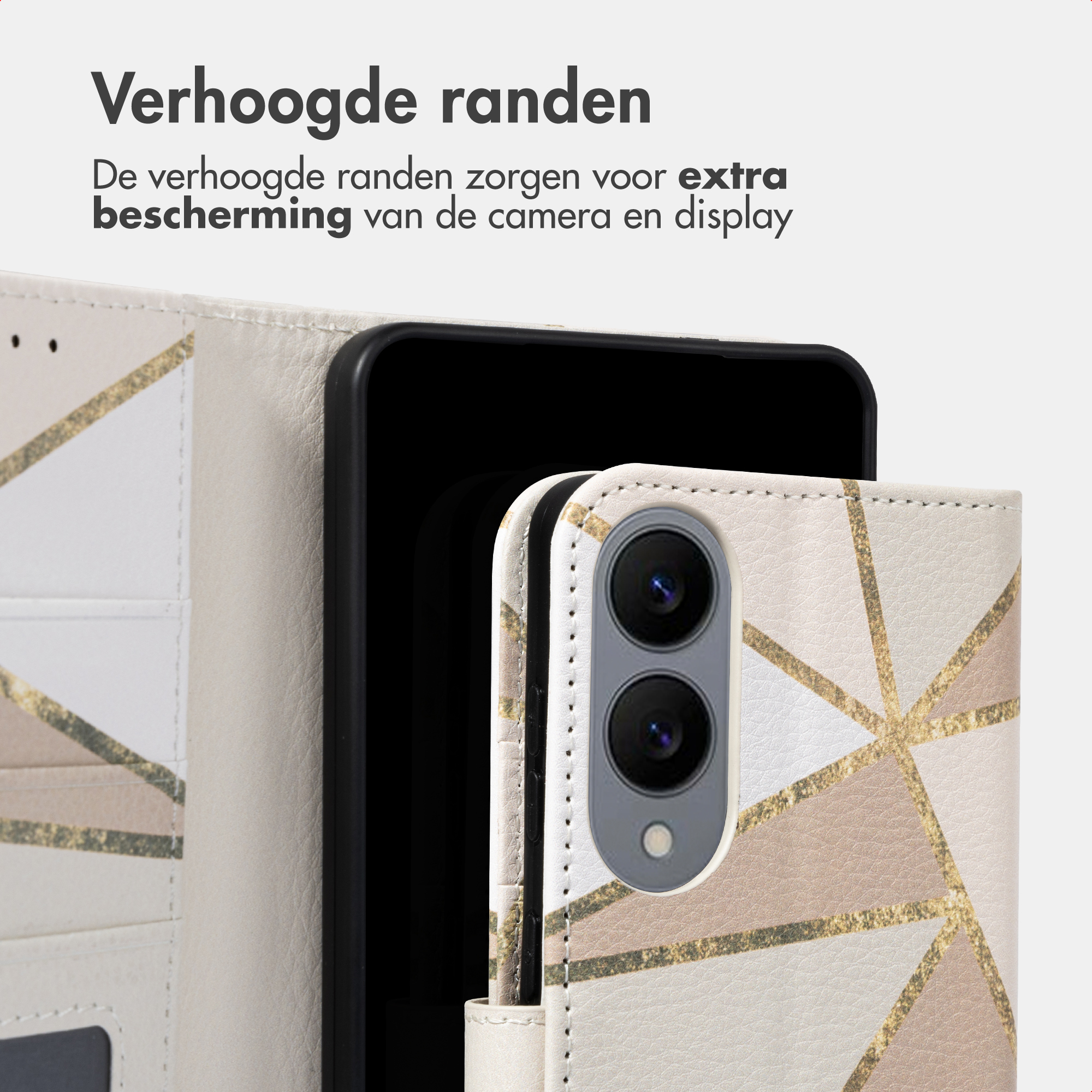 Una custodia per telefono con motivo geometrico beige e oro su sfondo bianco.
