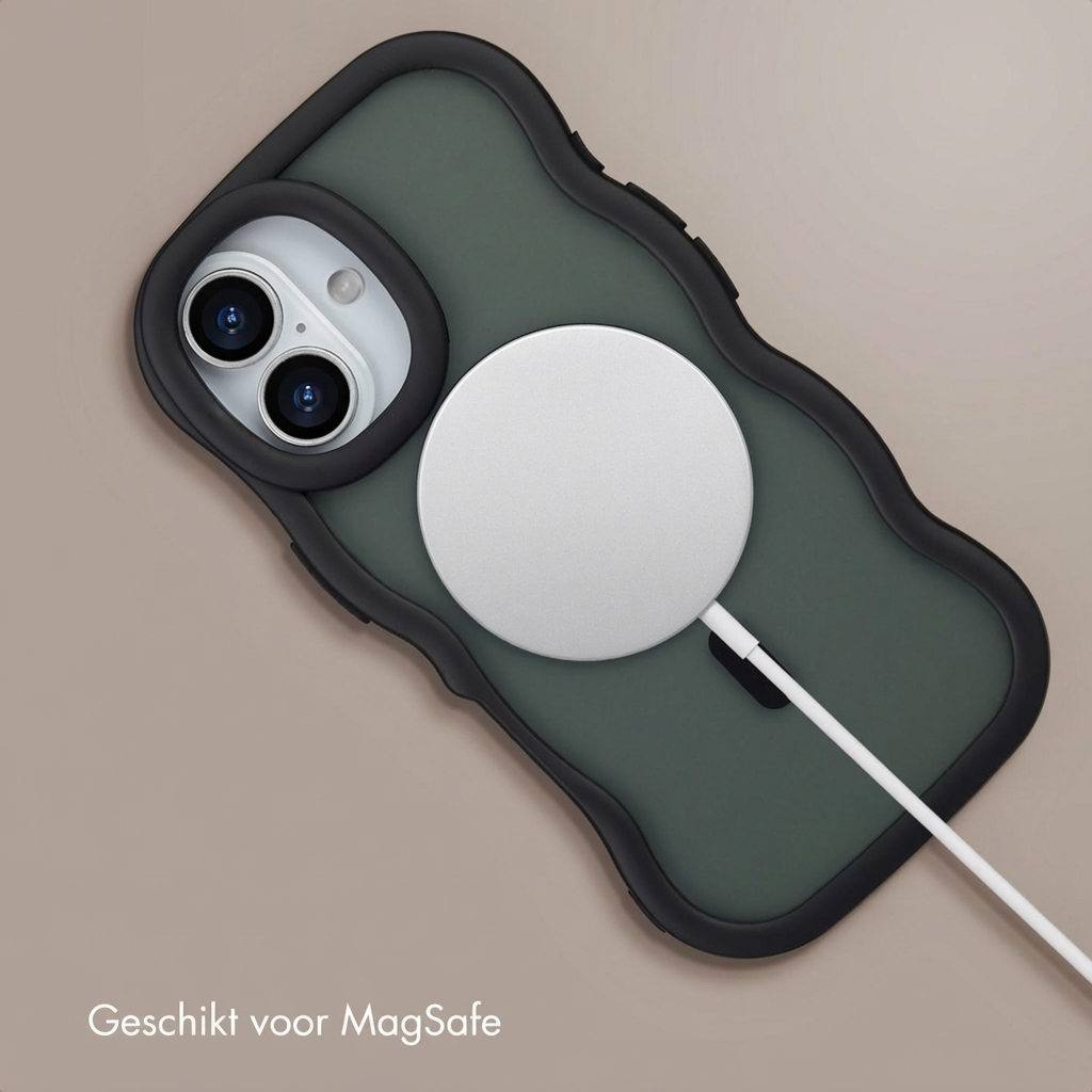 Custodia verde con caricatore MagSafe e cavo su sfondo neutro.