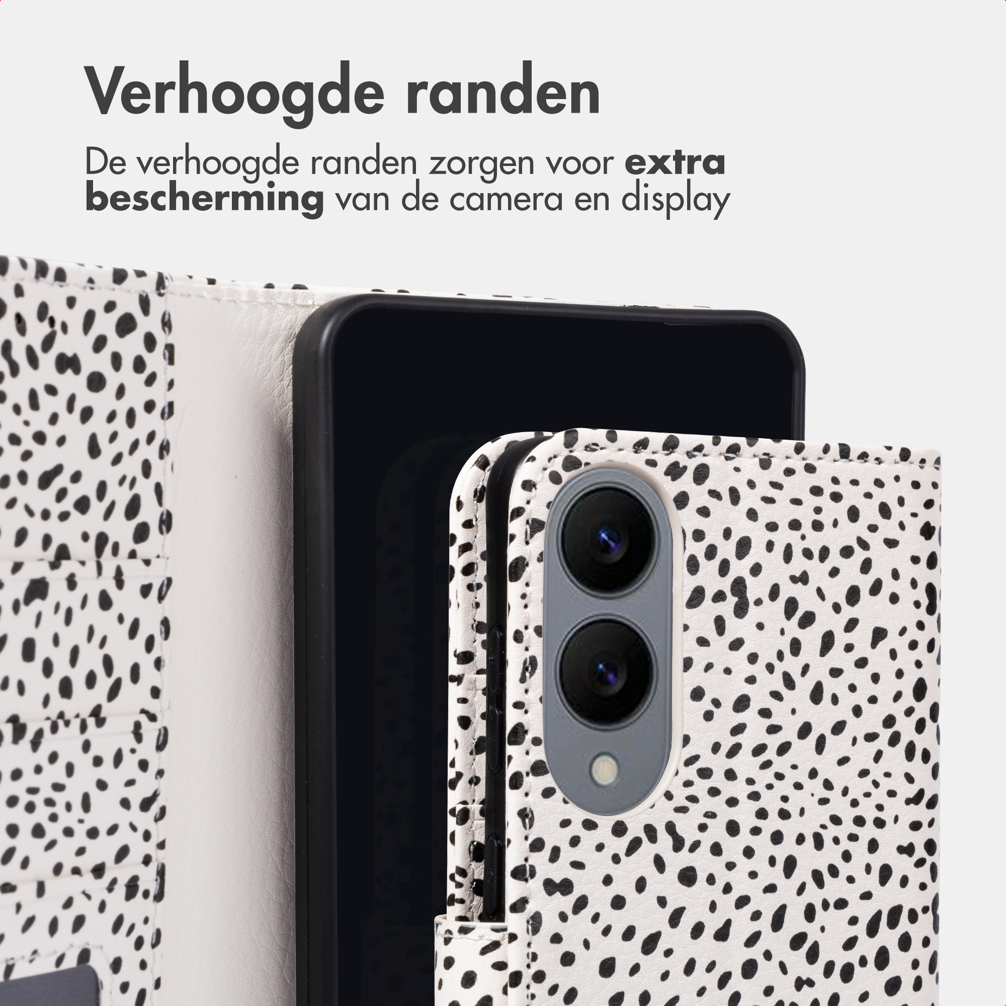 Primo piano di un telefono in una custodia bianca a pois neri, che mostra le lenti della fotocamera e parte dello schermo.