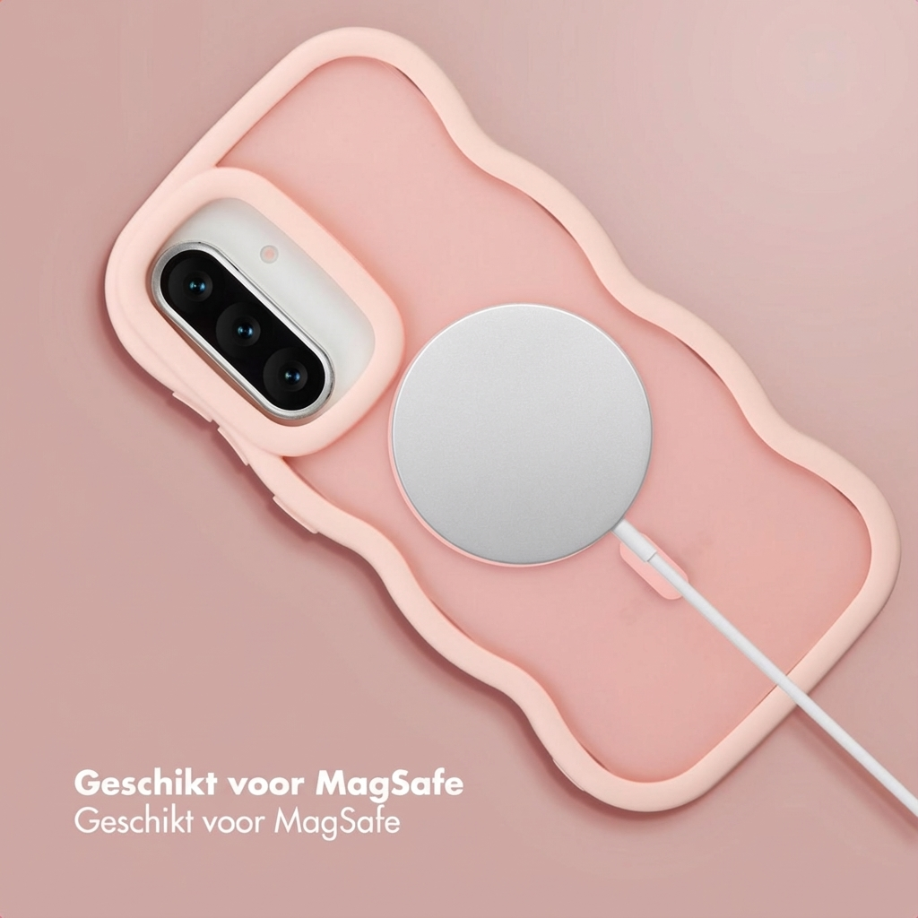 Una cover rosa per telefono con caricatore MagSafe e cavo bianco.