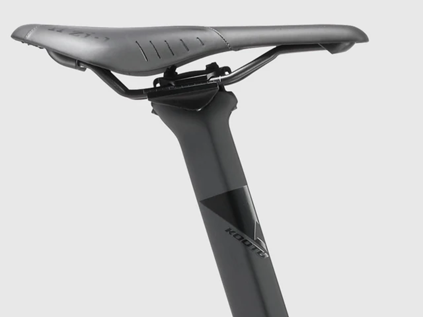 Ein schwarzer Fahrradsattel mit Sattelstütze, detailliert auf grauem Hintergrund.