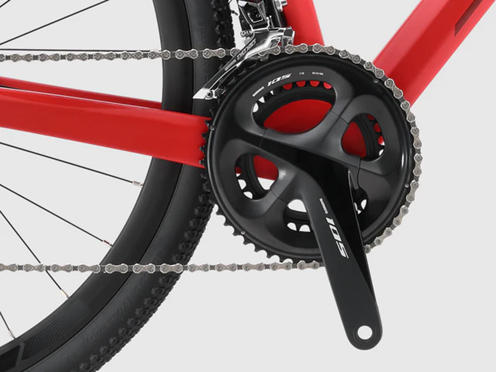 Nahaufnahme einer roten Fahrradkurbelgarnitur mit Kette und Reifen.