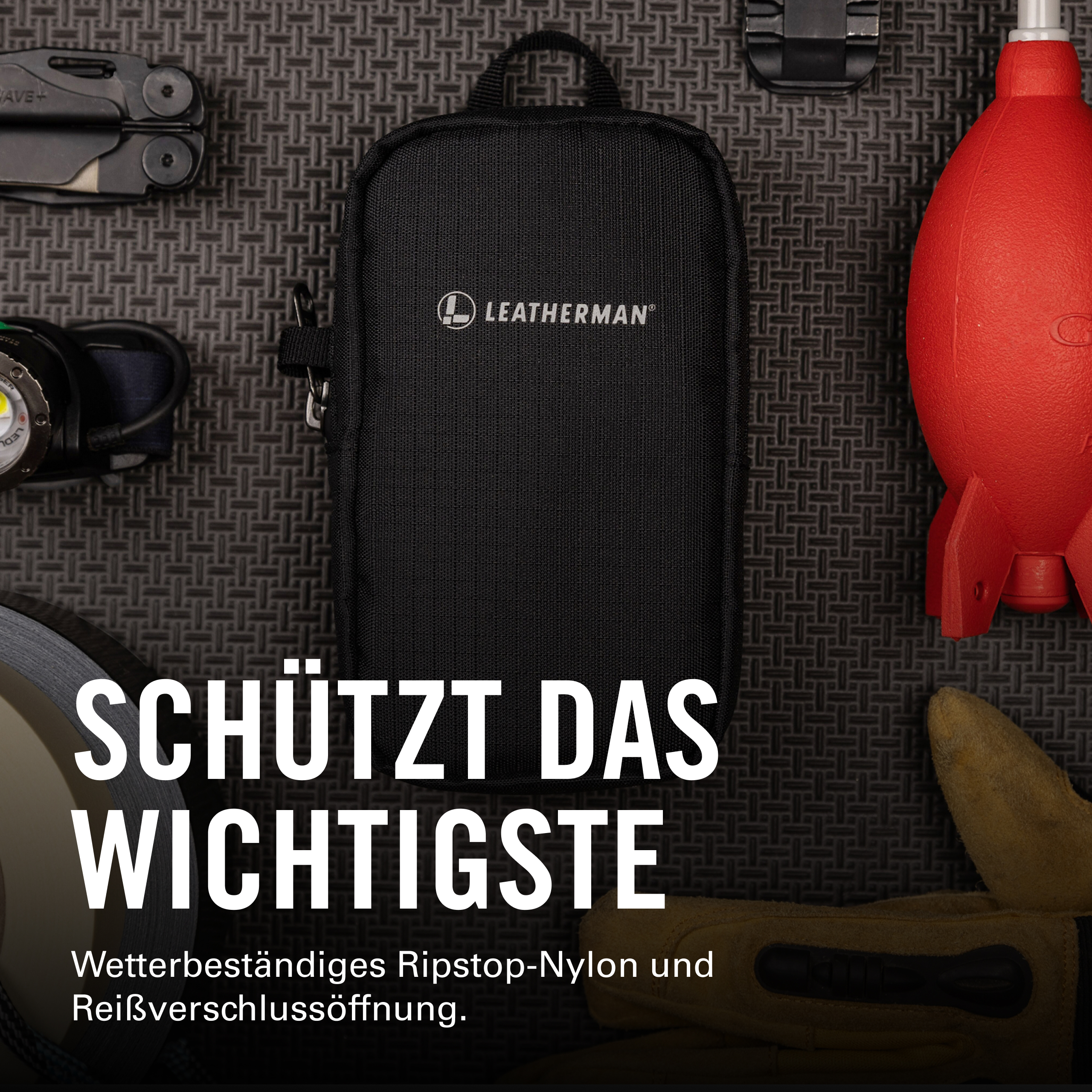 Leatherman Tasche mit Werkzeugen, Handschuhen und roter Luftpumpe.