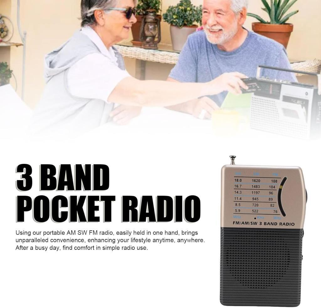 Yaşlı çift, taşınabilir bir radyo ve radyo hakkında metin grafiği ile.