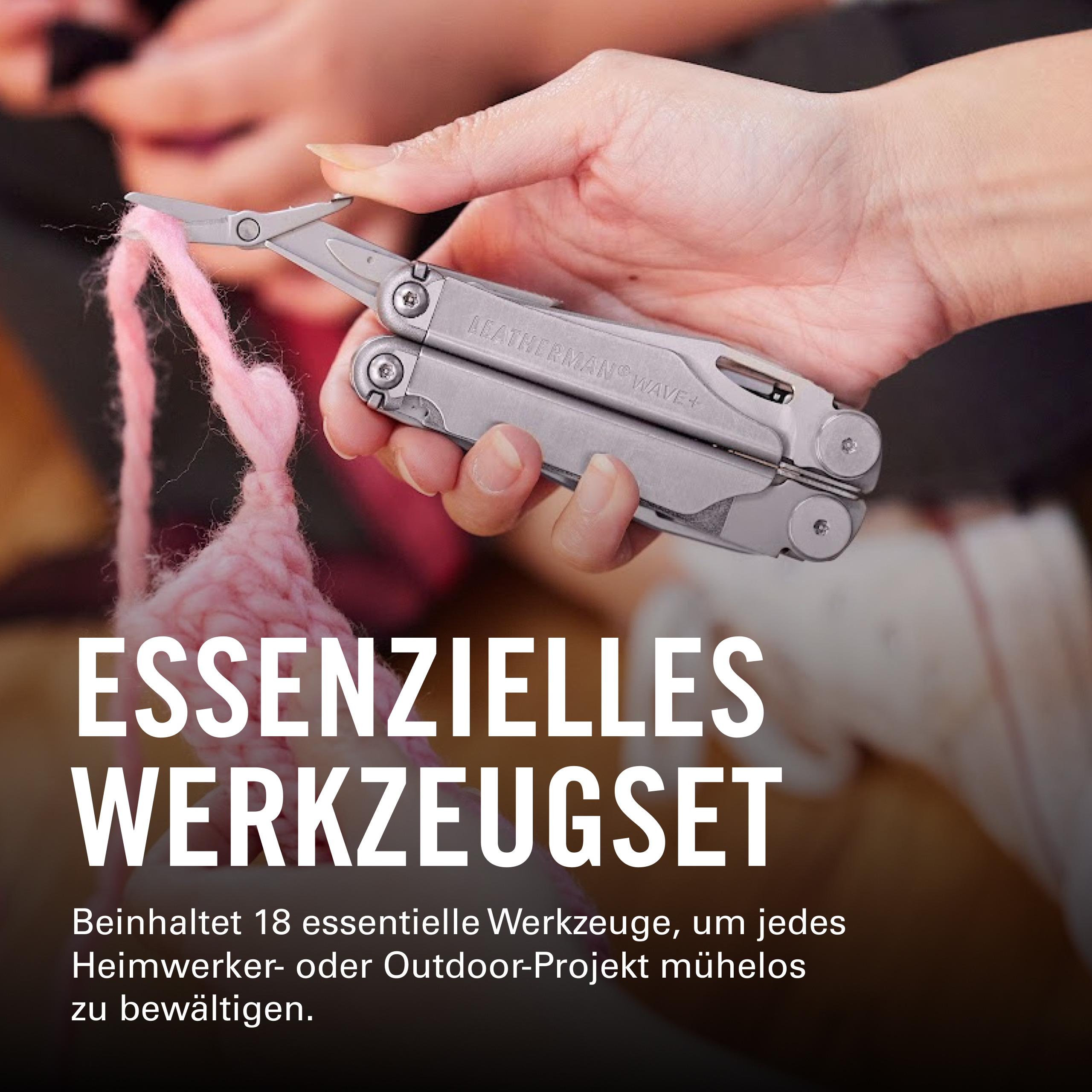 Eine Hand benutzt eine Leatherman-Zange, um ein rosa Garn zu schneiden.