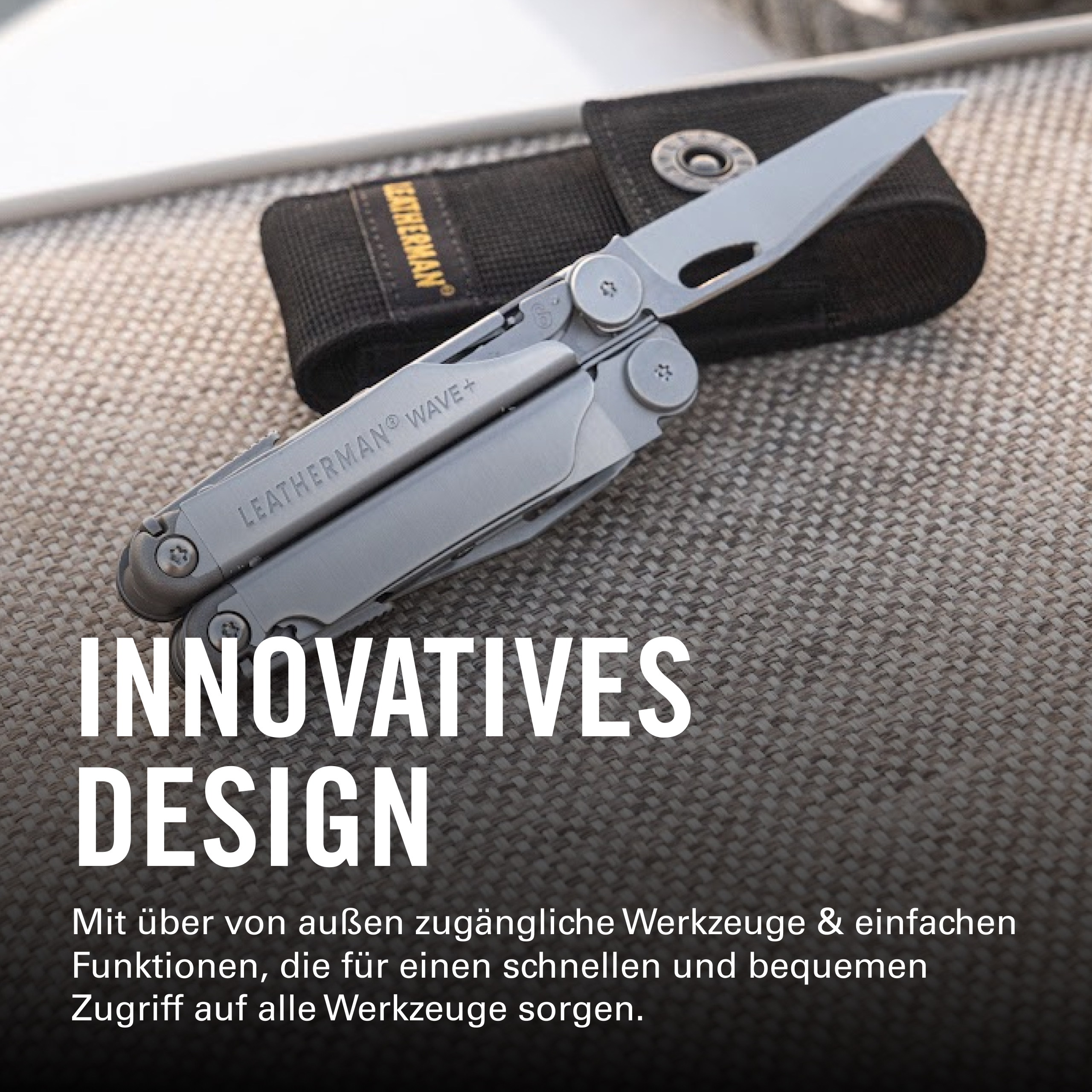 Ein Leatherman Wave+ Multitool liegt auf einer gemusterten Oberfläche neben einer schwarzen Tasche.