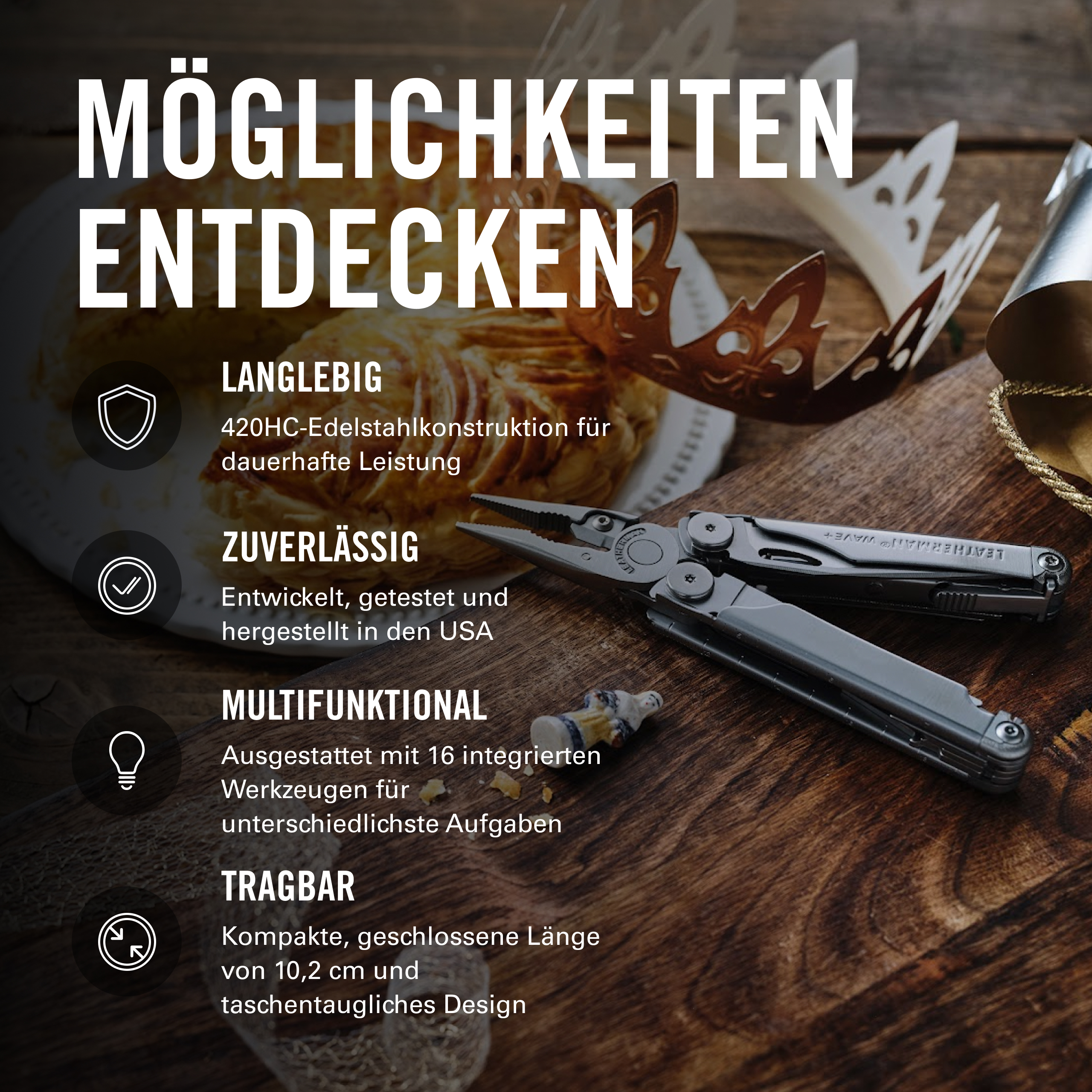 Ein Multitool liegt auf einem Holztisch neben einer Torte und Kronen.