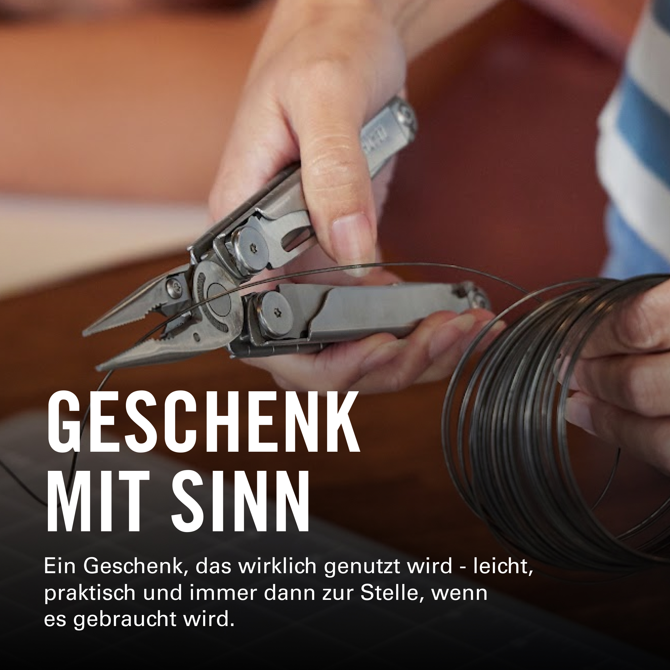 Eine Person benutzt eine Zange, um einen Draht zu halten, mit Text.