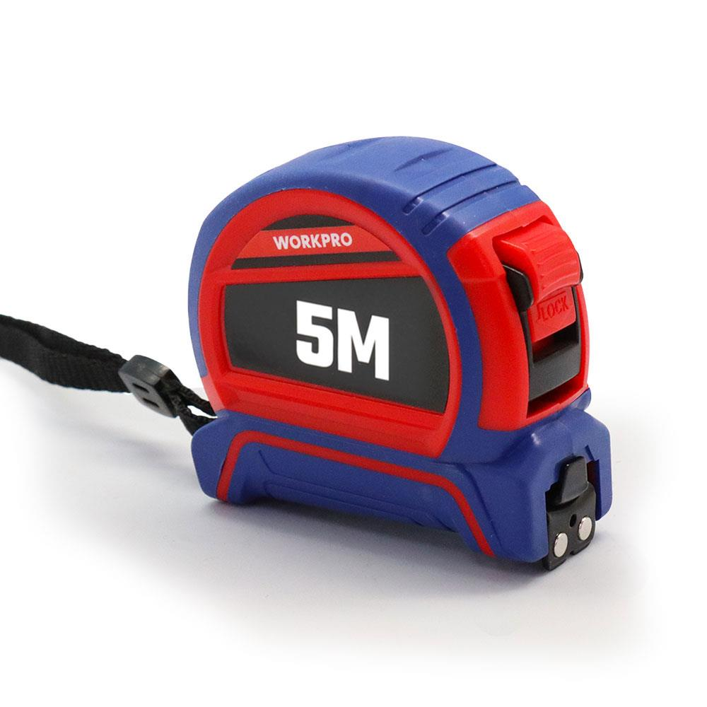 Beyaz arka plan üzerinde siyah kayışlı, kırmızı ve mavi WORKPRO 5M şerit metre.