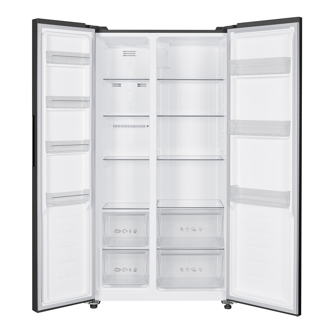 Un refrigerador abierto, lado a lado, vacío con estantes de cristal.