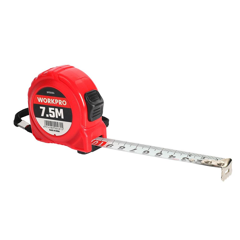 Beyaz arka plan üzerinde metal şeridi uzatılmış kırmızı bir WORKPRO 7,5M şerit metre.