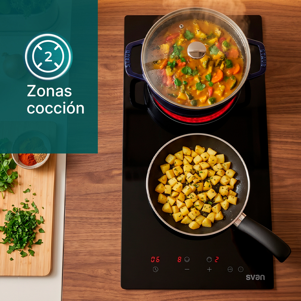 Una placa de cocción de dos zonas con una olla de estofado y una sartén de patatas.