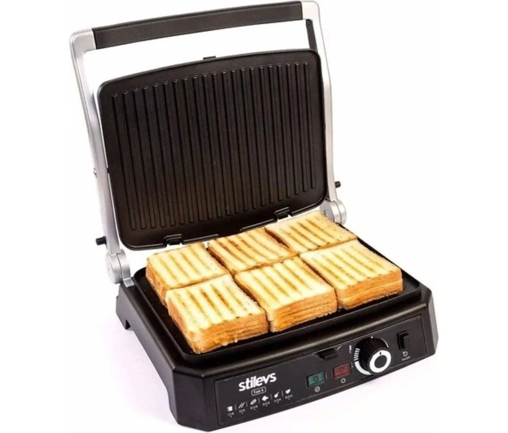 Altı adet altın rengi kızarmış ekmek diliminin ızgara yapıldığı açık bir tost makinesi.