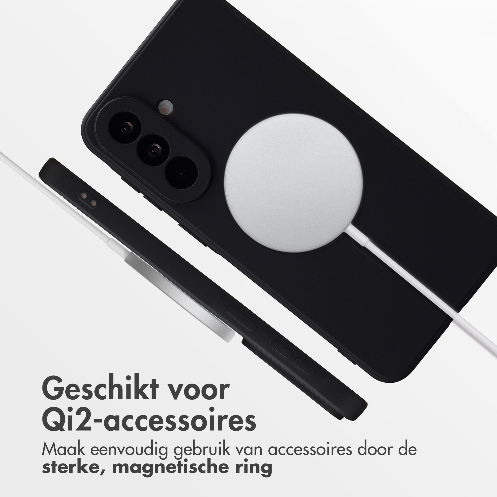 Smartphone nero con caricabatterie e cavo Qi2. Vista ravvicinata.