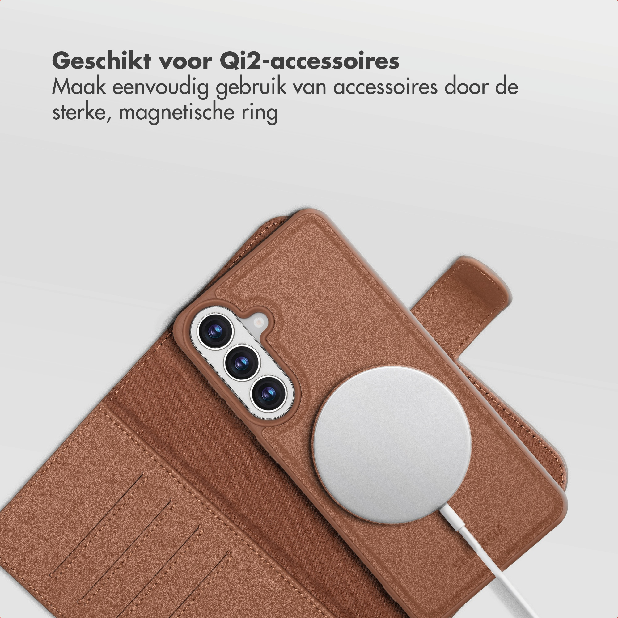 Una funda de teléfono marrón con cámara y cargador magnético.