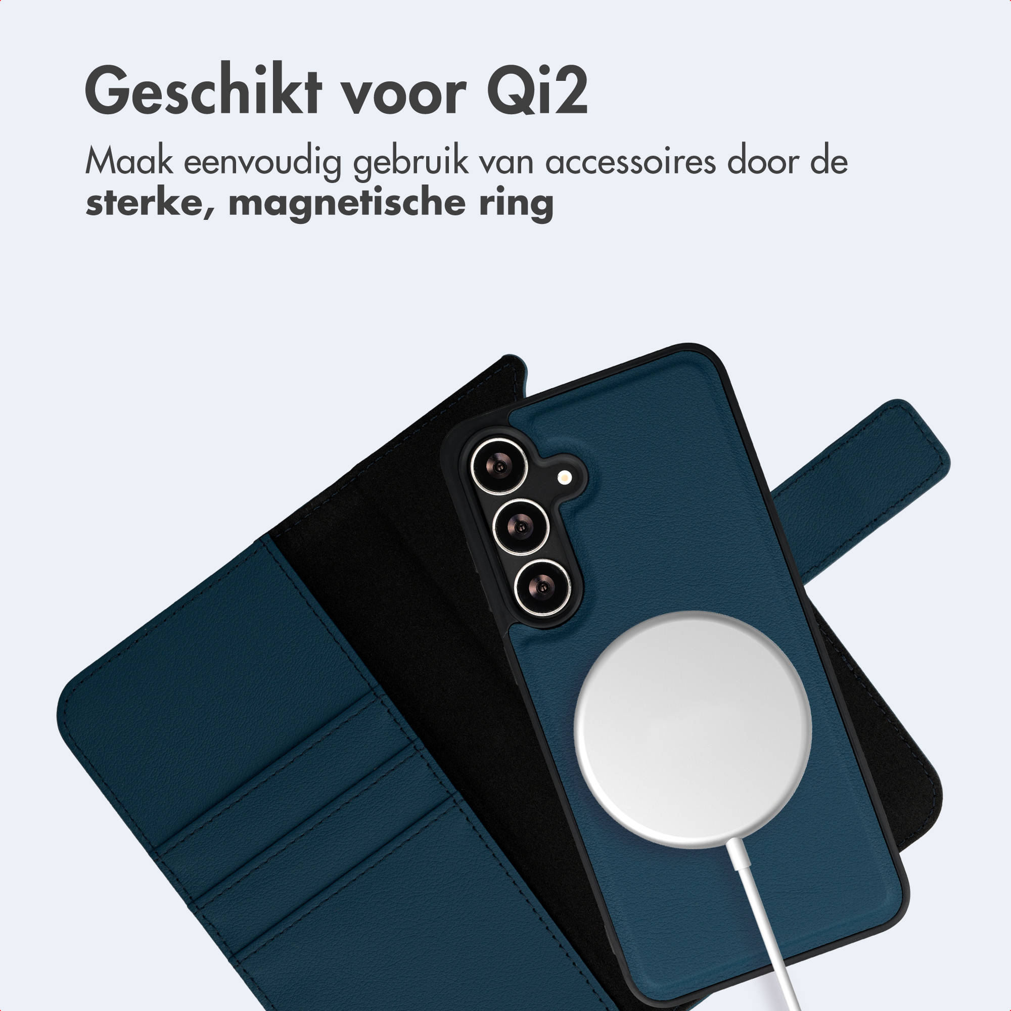 Dunkelblaue Handyhülle mit Kartenfächern und weißem Qi2-Ladegerät.