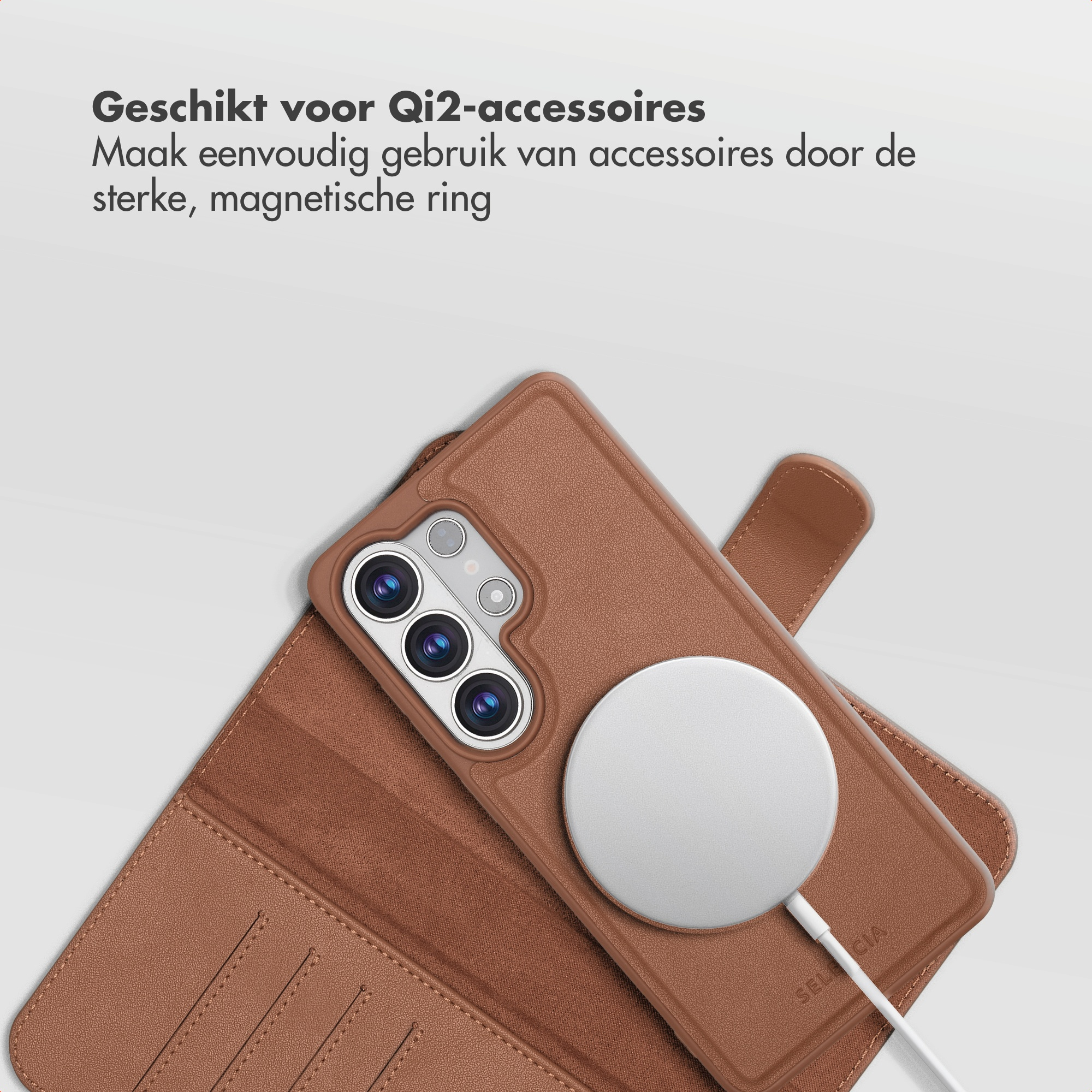 Bruine lederen hoes met smartphone, magnetische Qi2-oplader en camera.