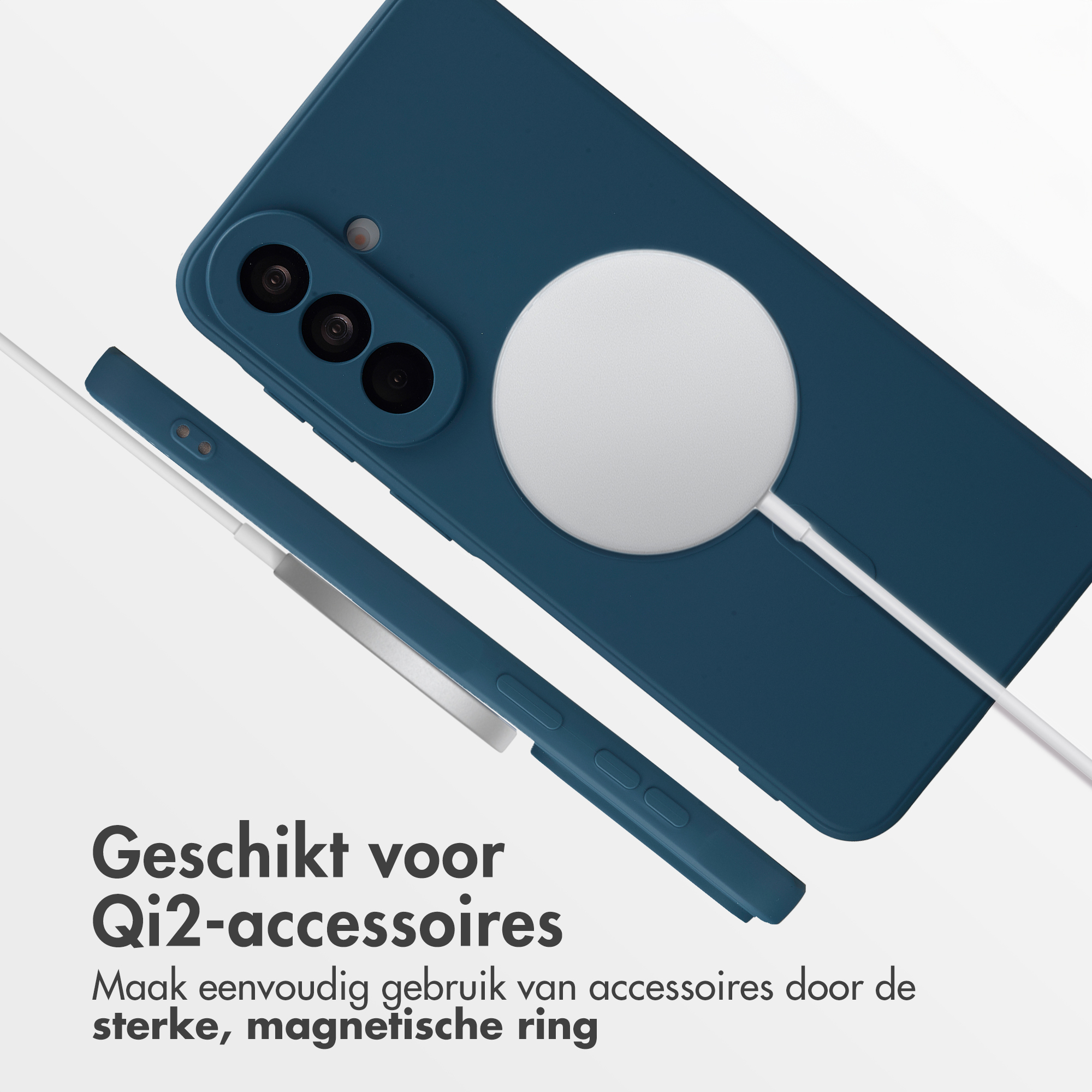 Una custodia per smartphone color verde acqua con un caricabatterie magnetico circolare bianco attaccato sul retro, e un pezzo laterale staccato.