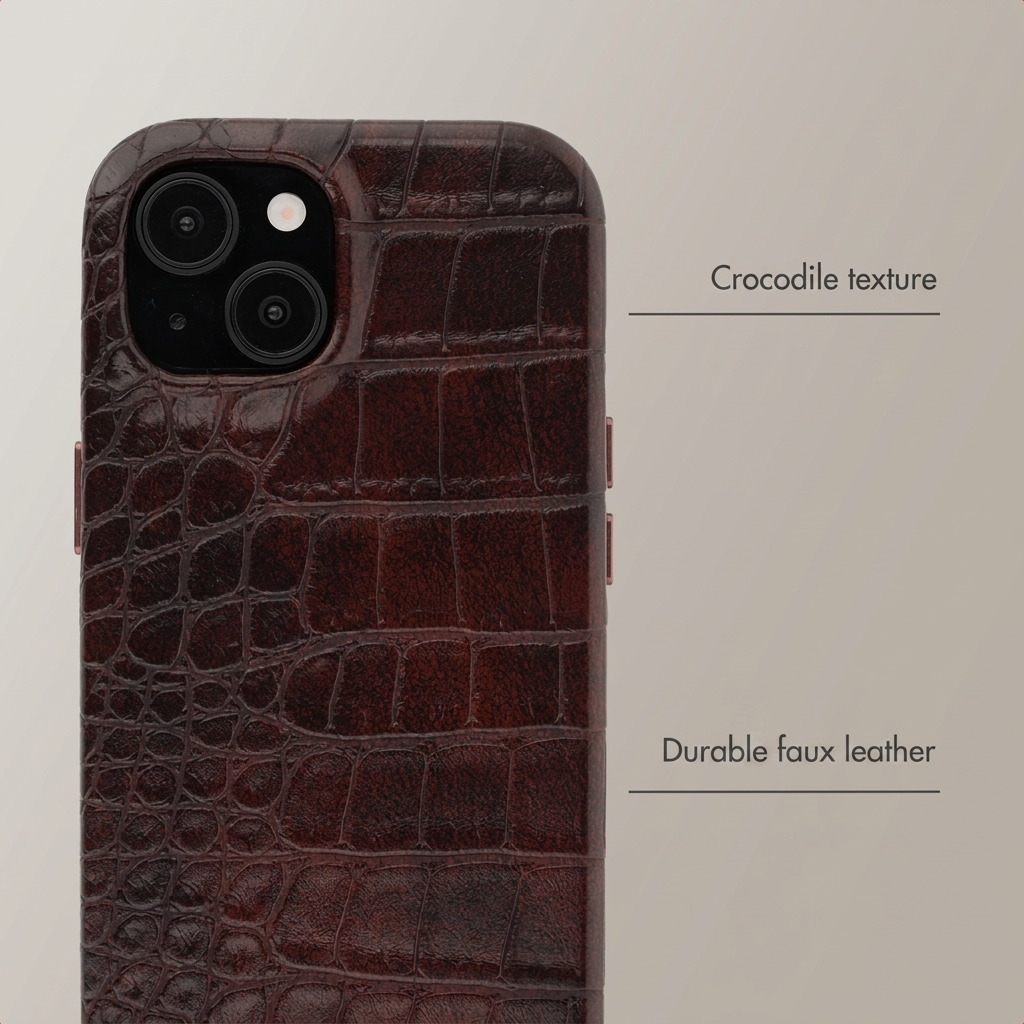 Gros plan d'un étui de téléphone marron foncé, texture crocodile, double caméra.