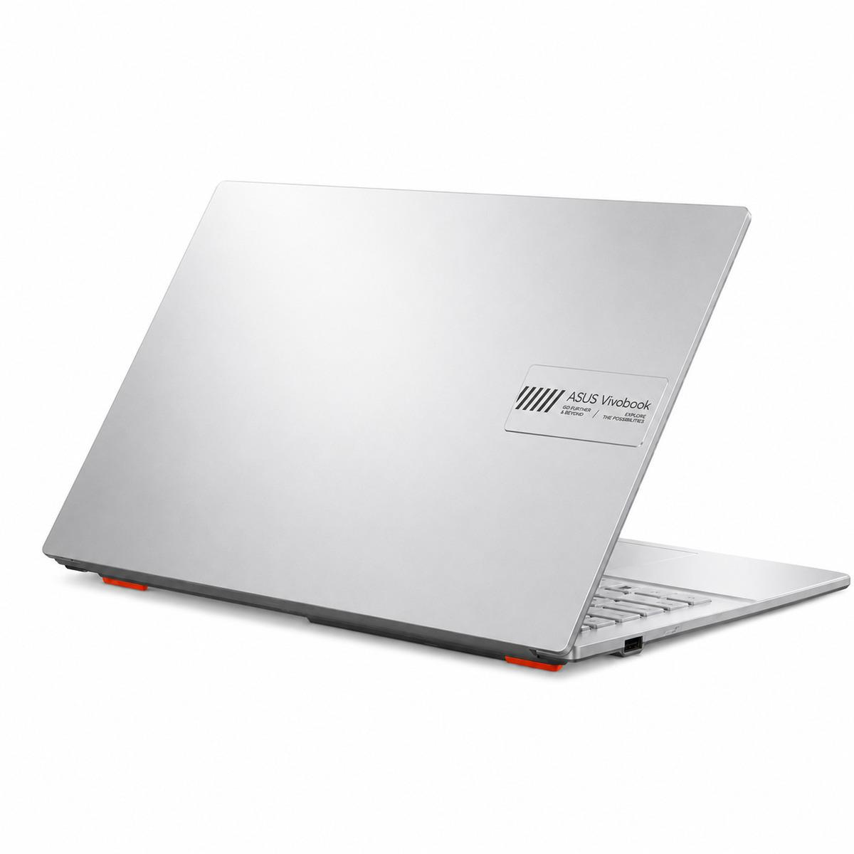 Ayaklarında turuncu vurgular bulunan gümüş rengi ASUS Vivobook dizüstü bilgisayar.